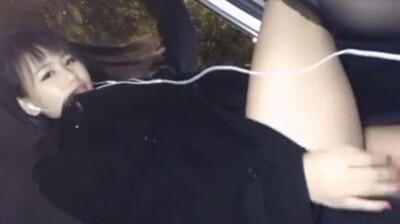 骚货车内直播自慰玩到高潮喷水,湿透座椅!