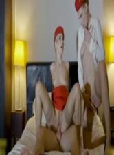 帅气机长万米高空双飞美艳空姐,驾驶舱内刺激3P大战!