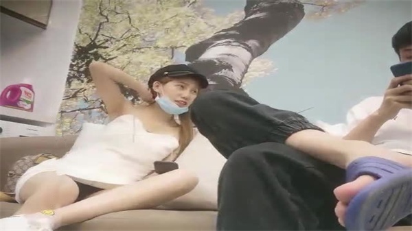 深夜探花第二弹:黑帽苗条纹身辣妹激情诱惑